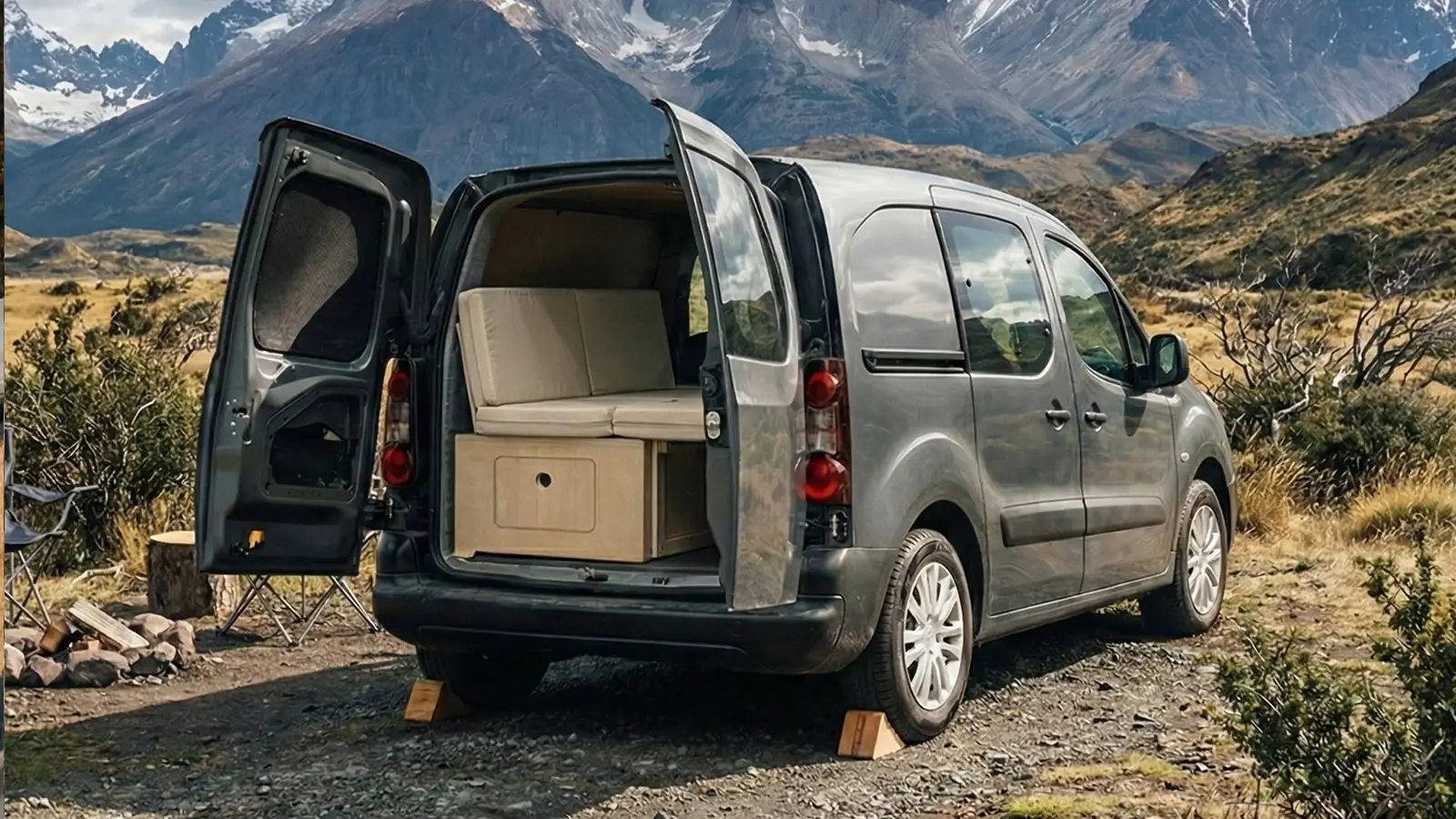 Furgón viajando en paisaje natural en Chile